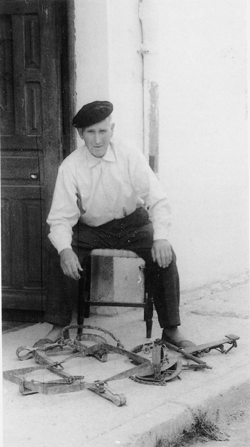 Cazador con sus cepos. Lakuntza (N), 1967. Fuente: Archivo PP. Benedictinos de Lazkao (G): Jesús Elosegui.