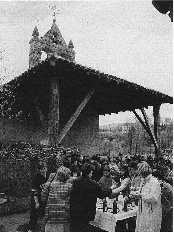 Ágape a la salida de la ermita de Sta. Engracia. Segura (G). 1988. Fuente: Antxon Aguirre, Grupos Etniker Euskalerria.