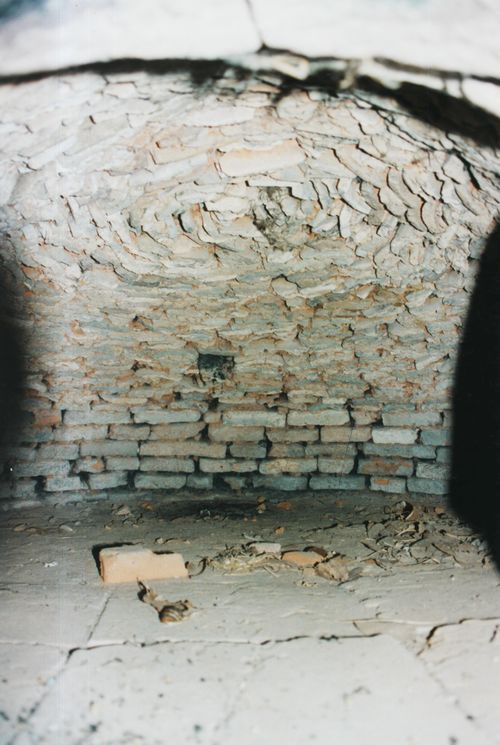 Solera y bóveda del horno de pan de la casa Aldekoa. Arraioz (Baztan-N), 1999. Fuente: Marisa Picabea, Grupos Etniker Euskalerria.