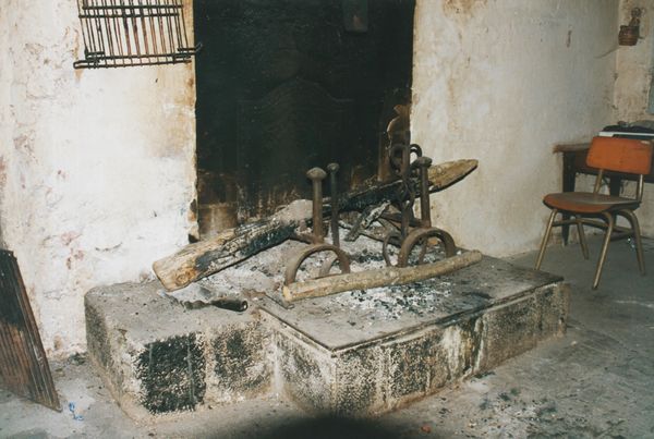 Chapa metálica sobre la que se enciende la lumbre. Arraioz (Baztan-N), 1999. Fuente: Marisa Picabea, Grupos Etniker Euskalerria.