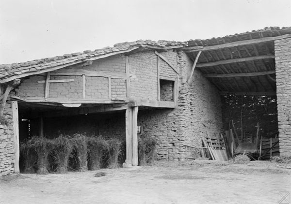 Haces de cereal en el portegado. Urbina (A), c. 1940. Fuente: Archivo Municipal de Vitoria-Gasteiz: Enrique Guinea.