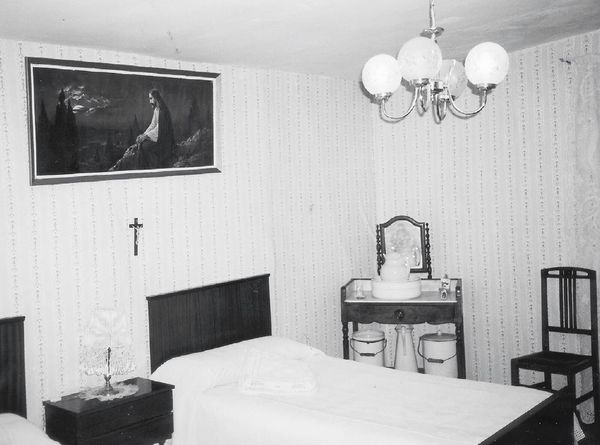 Dormitorio con su mobiliario. Añana (A), 1980. Fuente: Blanca Rescalvo, Grupos Etniker Euskalerria.