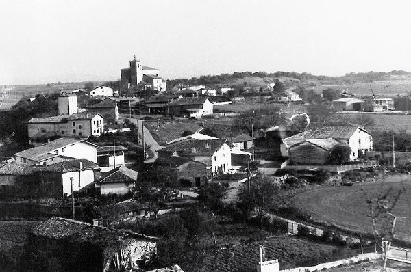 Casas de Apodaka (A) orientadas al sol, 1964. Fuente: Isidro Sáenz de Urturi, Grupos Etniker Euskalerria.