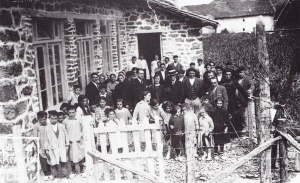 Inauguración de escuela rural. Mallabia (B), 1925. Fuente: Segundo Oar-Arteta, Grupos Etniker Euskalerria.