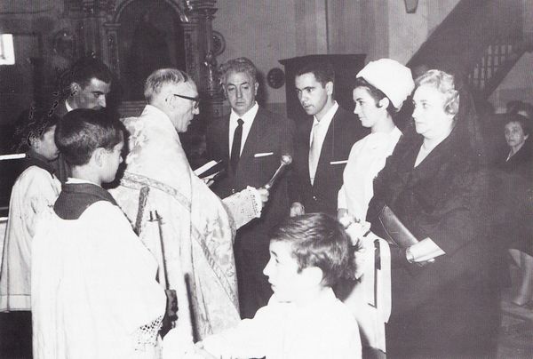Casamiento en el tempo. Lemoiz (B), 1963. Fuente: Segundo Oar-Arteta, Grupos Etniker Euskalerria.