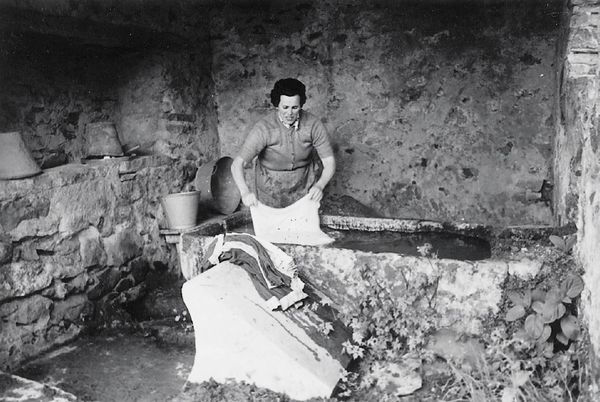 Mujer haciendo la colada. Elosua (G), 1978. Fuente: Mirentxu Goñi, Grupos Etniker Euskalerria.