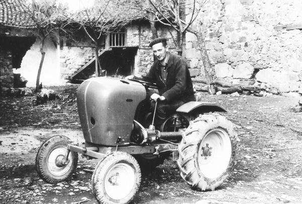 Primer tractor utilizado en Zeanuri (B), 1960. Fuente: Archivo particular Eusebio Ozerinjauregi.