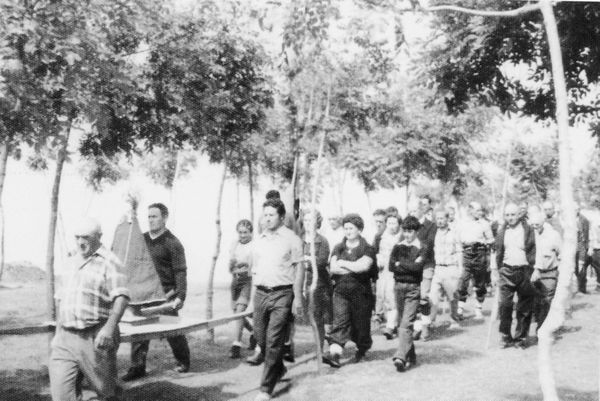 Pastores de Aralar (G) en procesión religiosa, 1978. Fuente: AA.VV. Aralar. Aralar’ko adiskideak. 1928-1978. San Sebastián, Caja de Ahorros Municipal de San Sebastián, 1978.