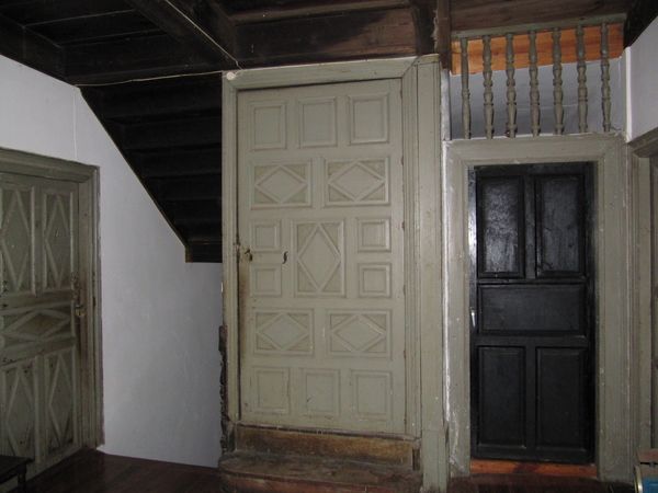 Puertas interiores de una vivienda. Roncal (N), 2004. Fuente: Pablo Orduna, Grupos Etniker Euskalerria.