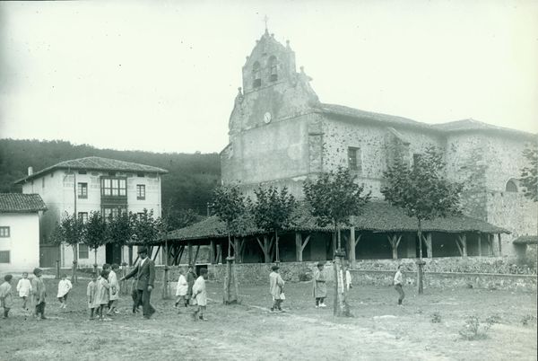 Recreo en la plaza. Bedia (B), 1918. Fuente: Archivo Fotográfico Labayru Fundazioa.