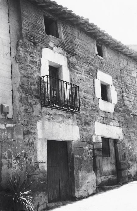 Recercos de puertas y ventanas encaladas. Arrabal de San Felices, Viana (N), 2006. Fuente: Juan Cruz Labeaga, Grupos Etniker Euskalerria.