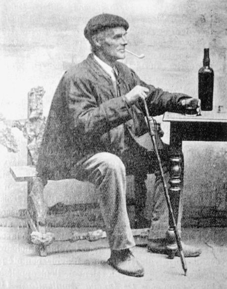 Fumando en pipa de yeso. Iparralde. Fuente: Gure Herria. Bayonne, 1921.