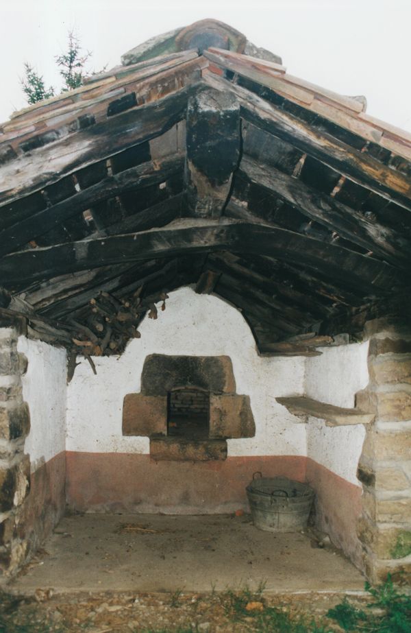 Horno anexo a la casa Aldekoa, Arraioz (Baztan-N), 1999. Fuente: Marisa Picabea, Grupos Etniker Euskalerria.