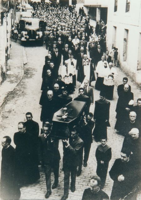Entierro de sacerdote. Elgoibar (G), 1965. Fuente: Koldo Lizarralde, Grupos Etniker Euskalerria.
