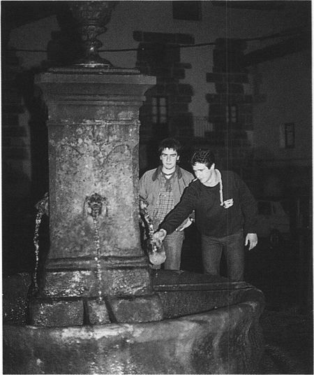 Rito del agua en Año Nuevo. Fuente de Urdiain (N), 1985. Fuente: Antxon Aguirre, Grupos Etniker Euskalerria.