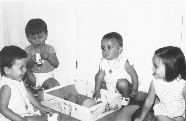 Regalos de cumpleaños. Lejona (B), 1970. Fuente: Archivo Fotográfico Labayru Fundazioa.