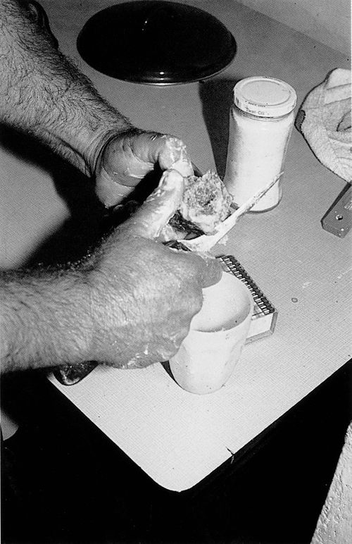 Preparando el cuajo. Opacua (A), 1985. Fuente: Antxon Aguirre, Grupos Etniker Euskalerria.