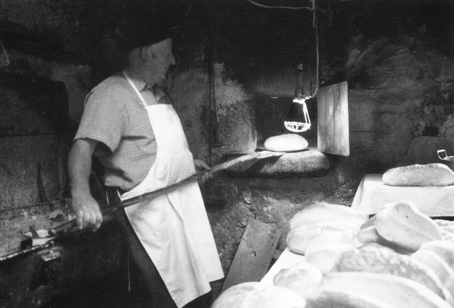Erraria, hornada de pan. Caserío Ariztimuño, 1995. Oñati (G). Fuente: Archivo Fotográfico Labayru. Foto Antxon Aguirre.