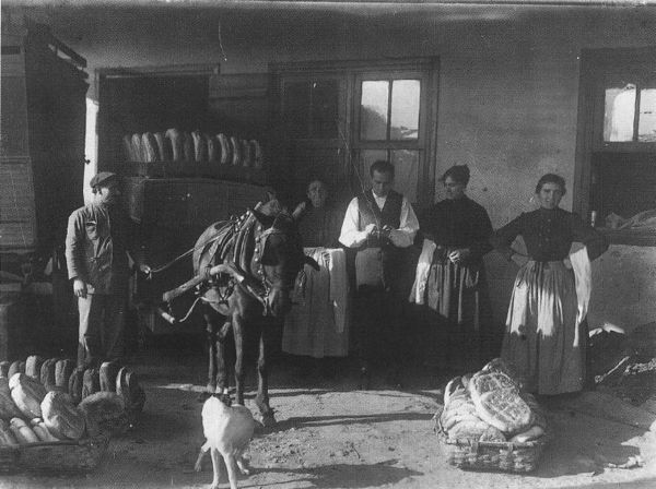 Reparto de pan a principios de siglo. Bermeo (B). Fuente: Bermeo. Argazki Zaharrak (1885-1936). Bermeo, 1988.