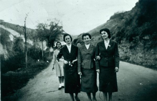 Mozas en el paseo. Aoiz (N), 1950. Fuente: Pilar Sáez de Albéniz, Grupos Etniker Euskalerria.
