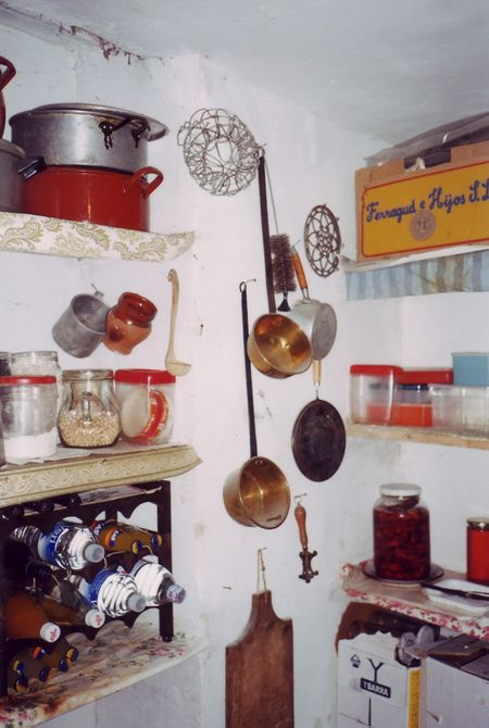 Menaje de cocina. Añana (A), 1999. Fuente: Blanca Rescalvo, Grupos Etniker Euskalerria.
