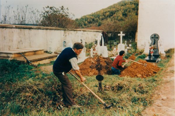 Adecentando el cementerio para el Día de Ánimas. Pipaón (A), 1990. Fuente: Pilar Alonso, Grupos Etniker Euskalerria.