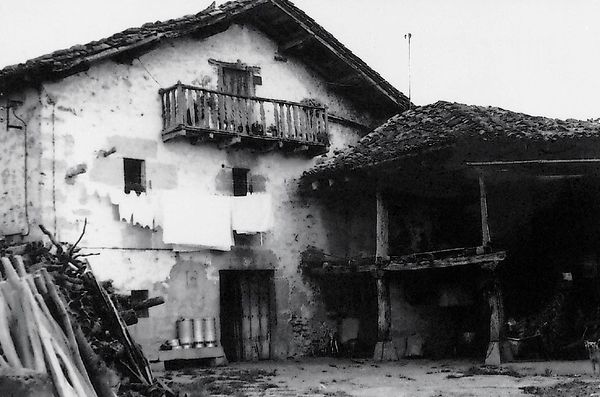Casa de Apodaka, 1992. Fuente: Isidro Sáenz de Urturi, Grupos Etniker Euskalerria.