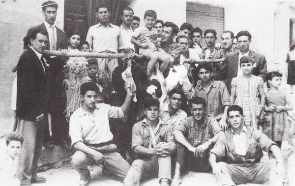 Mozos con obsequios de las mozas. Funes (N), c. 1950. Fuente: Martínez, Félix Manuel. Historia documentada de Funes. Funes, 1984.