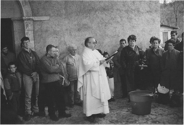 Bendición de granos, alimentos y agua el día de Santa Engracia. Segura (G), 1986. Fuente: Antxon Aguirre, Grupos Etniker Euskalerria.