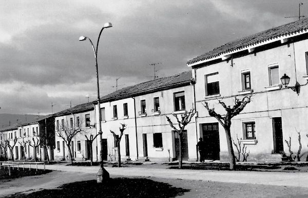 Casas baratas del barrio de Santa María. Obanos (N), 1987. Fuente: M.ª Amor Beguiristain, Grupos Etniker Euskalerria.