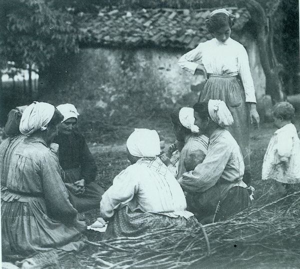 Tocados femeninos. Zeanuri (B), 1925. Fuente: Archivo Fotográfico Labayru Fundazioa: Fondo Felipe Manterola.