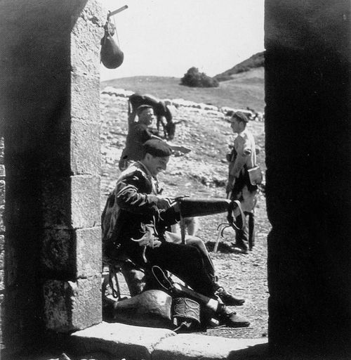 Reparando cencerros. Isaba, Valle de Roncal (N). Fuente: Archivo Museo de Navarra: Fondo Nicolás Ardanaz.