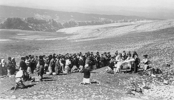 Misa en la campa de Beriain, Sierra de Andia (N), 1943. Fuente: Archivo PP. Benedictinos de Lazkao (G): Jesús Elosegui.