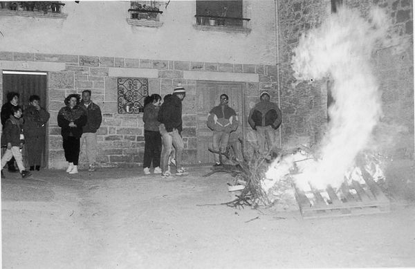 Hogueras de San Antón. Labraza (A), 1998. Fuente: José Ángel Chasco, Grupos Etniker Euskalerria.