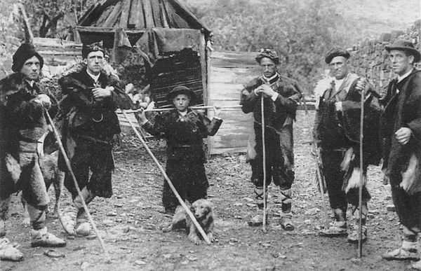 Pastores de Otsagabia (N), a primeros de siglo. Fuente: Archivo Foto Roldán.