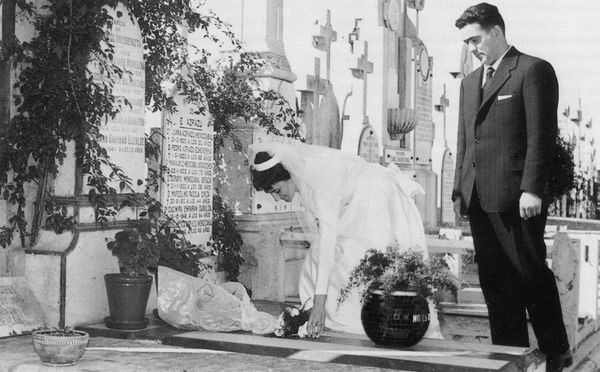 Ofrenda en la tumba familiar. Donostia (G), 1958. Fuente: Segundo Oar-Arteta, Grupos Etniker Euskalerria.