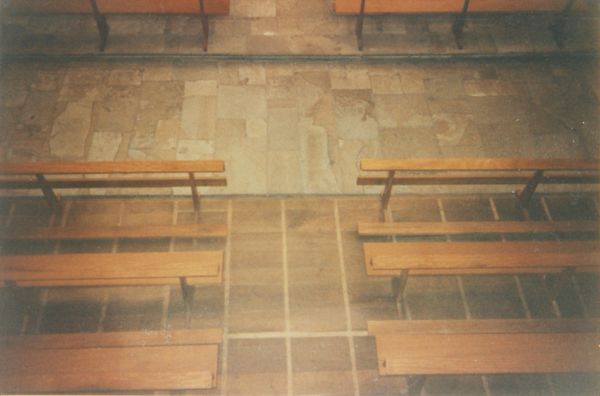 Bancos de la iglesia sobre antiguas sepulturas. Zerain (G), 1991. Fuente: Antxon Aguirre, Grupos Etniker Euskalerria.