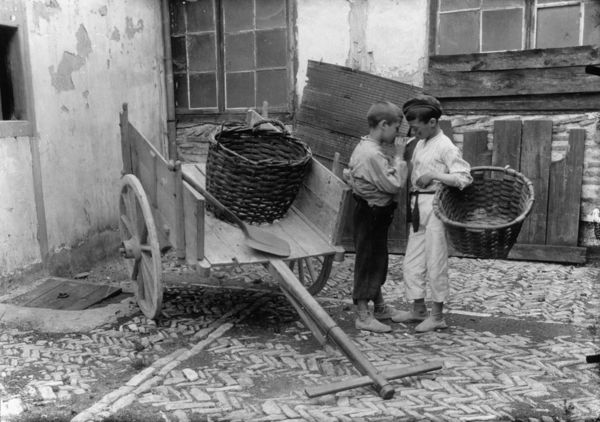 Fumando a escondidas. Álava. Fuente: Archivo Municipal de Vitoria-Gasteiz: Foto E. Guinea.