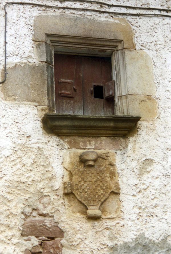 Escudo del Valle de Baztan (N) en una casa de Amaiur (N), 2004. Fuente: Luis Manuel Peña, Grupos Etniker Euskalerria.