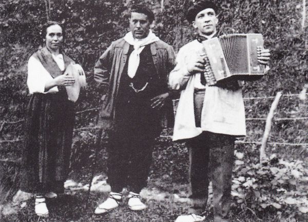 Pandero y acordeón. Deba (G), 1921. Fuente: Aguirre, Rafael. Trikitixa. Billabona, Martin Musika Etxea, 1992.