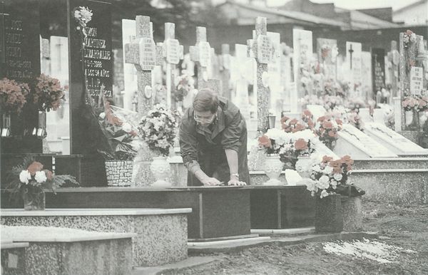 Adornando las sepulturas para el día de Todos los Santos. Bilbao (B), 1990. Fuente: Archivo Fotográfico Labayru Fundazioa: José Ignacio García Muñoz.