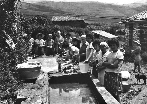 Vecinas del barrio de Sangrices haciendo la colada en el lavadero. Carranza (B), 1963. Fuente: Miguel Sabino Díaz, Grupos Etniker Euskalerria.