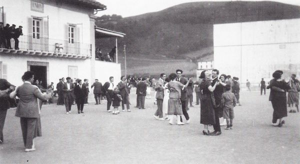 Baile dominical en la plaza del pueblo. Gipuzkoa, 1924. Fuente: Archivo Fotográfico Kutxa.