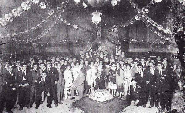 Verbena en el Casino. Bermeo (B), 1936. Fuente: Anton Erkoreka, Grupos Etniker Euskalerria.