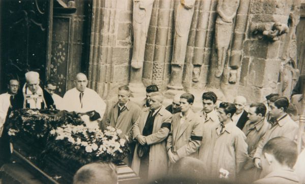 Brazaletes de luto. Sangüesa (N), 1954. Fuente: Juan Cruz Labeaga, Grupos Etniker Euskalerria.