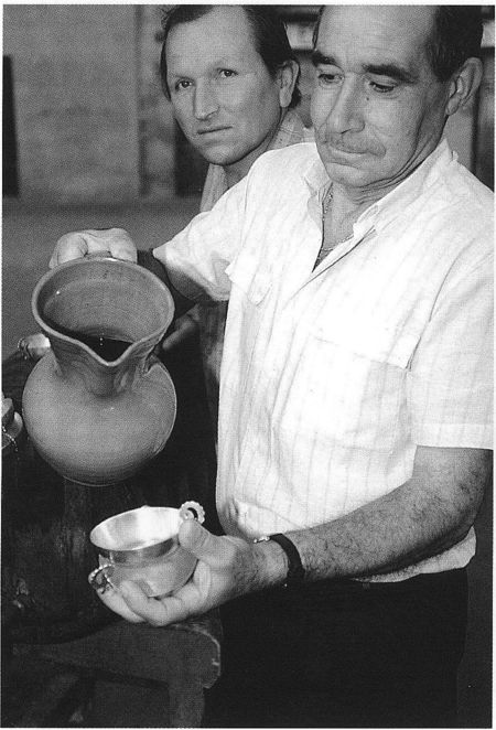 Reparto de vino en tacita de plata. Romería de San Juan de Alsasua (N), 1990. Fuente: V.M. Sarobe, Grupos Etniker Euskalerria.