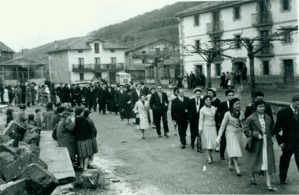 Cortejo de boda. Arrieta (B), 1958. Fuente: Segundo Oar-Arteta, Grupos Etniker Euskalerria.