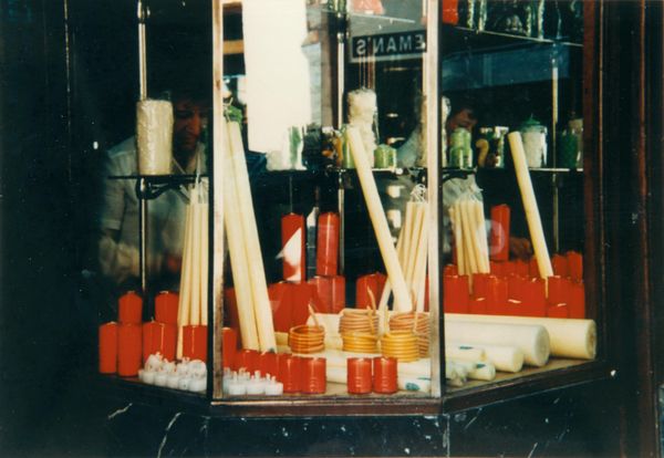 Venta de velas, cirios y candelas. Todos los Santos. Bilbao (B). 1986. Fuente: Museo Arqueológico, Etnográfico e Histórico Vasco: Otsoa.