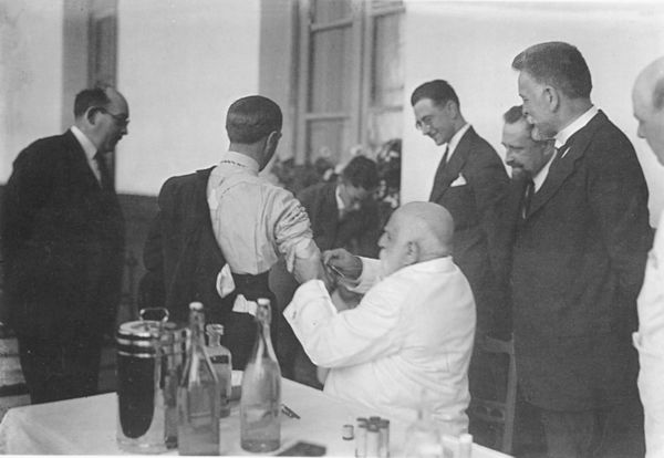 Vacunación antituberculosa. (Dr. Ferrand). Fuente: Archivo Municipal de Vitoria-Gasteiz: C. Yanguas.