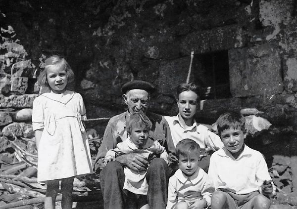 Abuelo con los nietos. Carranza (B), 1943. Fuente: Luis Manuel Peña (Ángel Santisteban), Grupos Etniker Euskalerria.